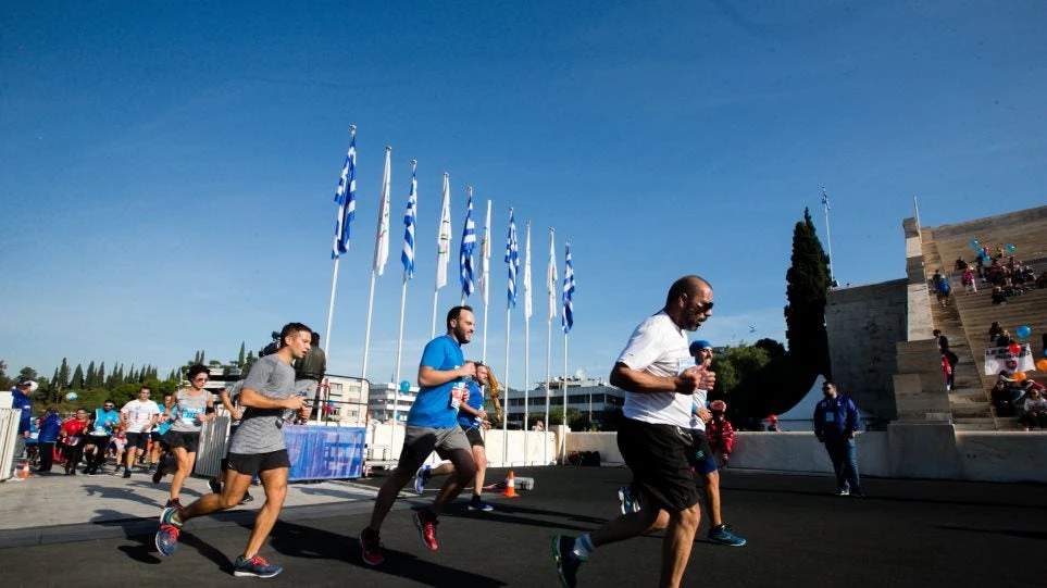 Επικό βίντεο: Βοσκός με πρόβατα «τρέχουν» μαζί με τους αθλητές του Μαραθωνίου
